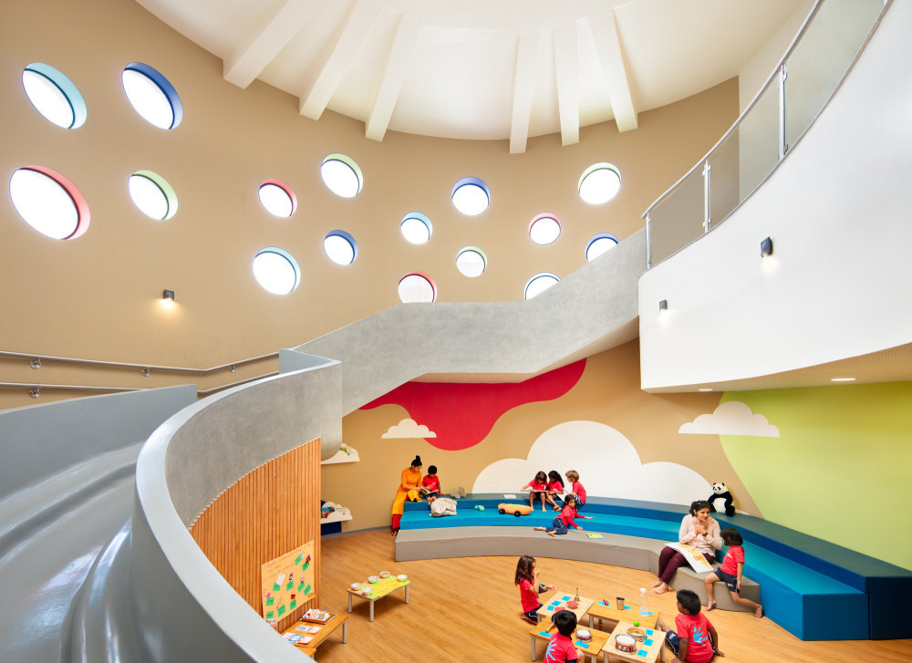 高端幼儿园品牌设计形象【GRK张晓光】弧形木纹建筑幼儿园外观设计图2